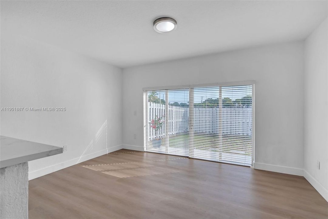 合同活跃: $449,000 (3 贝兹, 2 浴室, 1308 平方英尺)