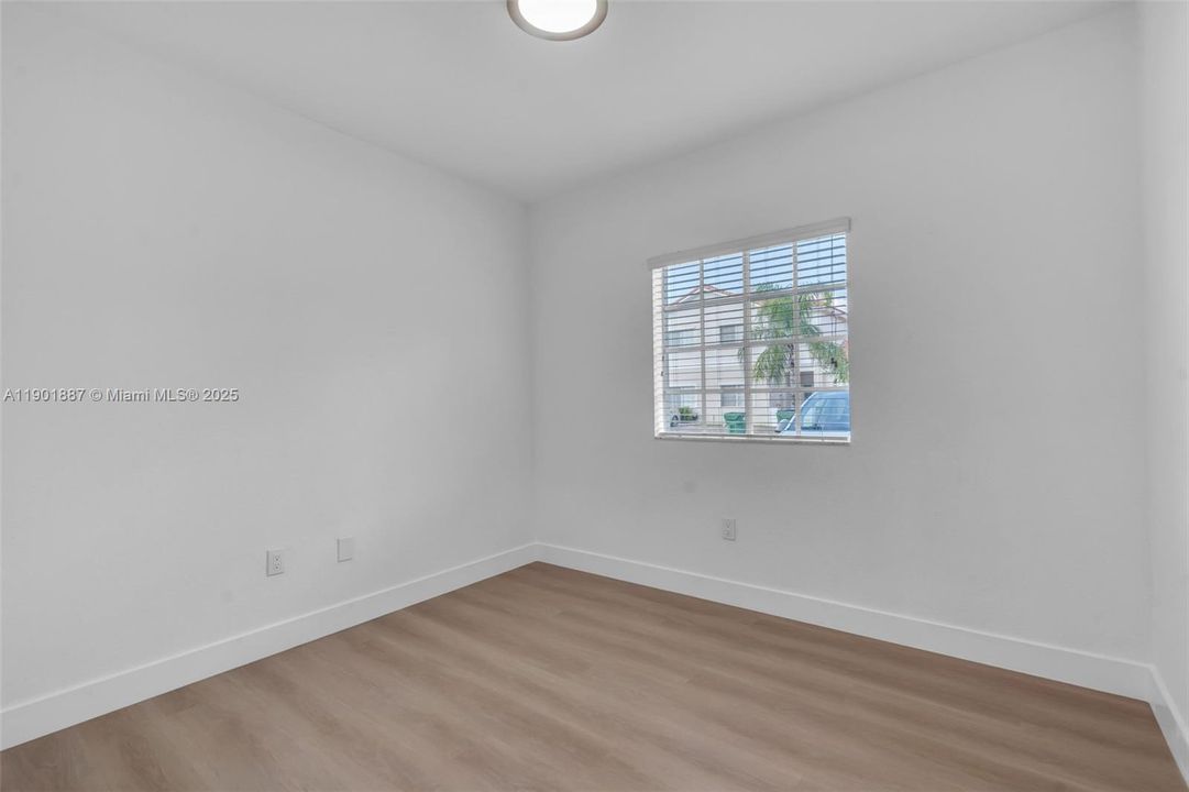 合同活跃: $449,000 (3 贝兹, 2 浴室, 1308 平方英尺)