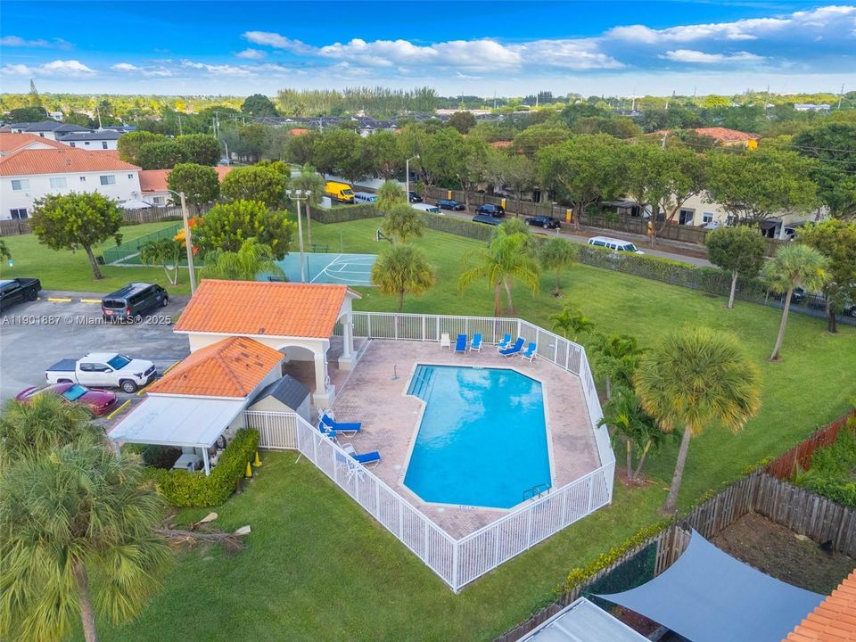 合同活跃: $449,000 (3 贝兹, 2 浴室, 1308 平方英尺)