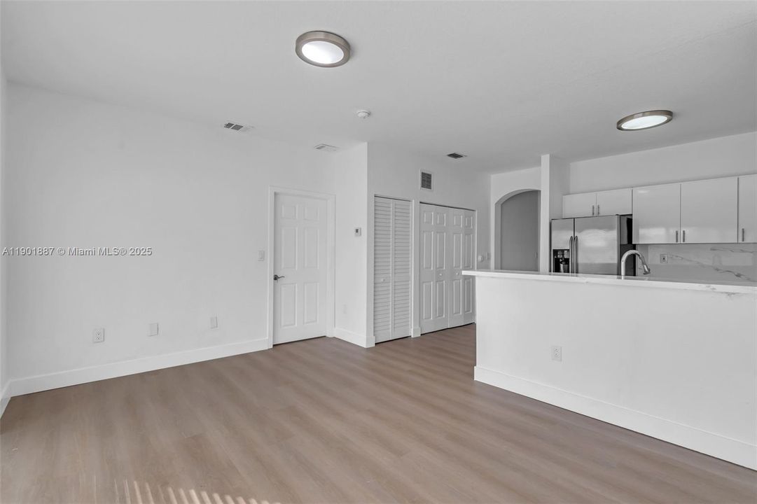 合同活跃: $449,000 (3 贝兹, 2 浴室, 1308 平方英尺)