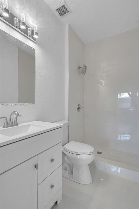 合同活跃: $449,000 (3 贝兹, 2 浴室, 1308 平方英尺)