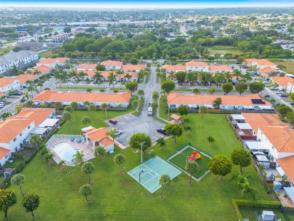 合同活跃: $449,000 (3 贝兹, 2 浴室, 1308 平方英尺)