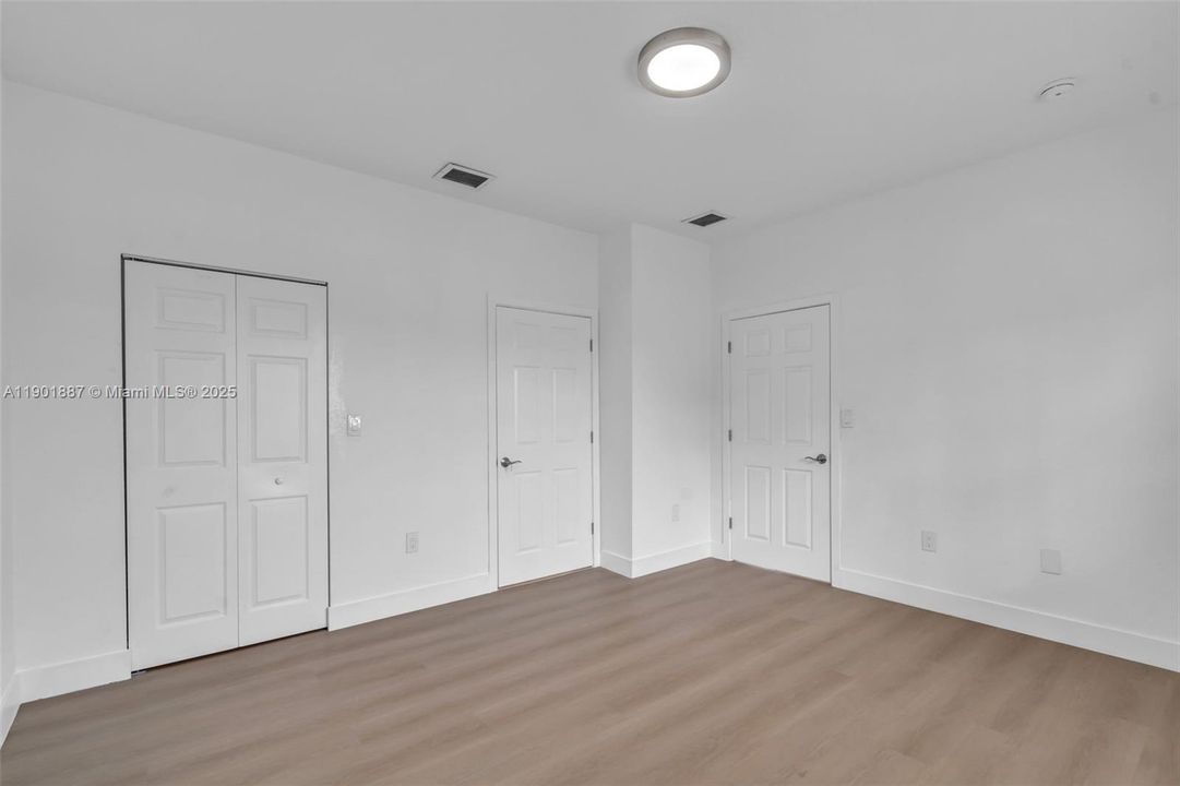 合同活跃: $449,000 (3 贝兹, 2 浴室, 1308 平方英尺)