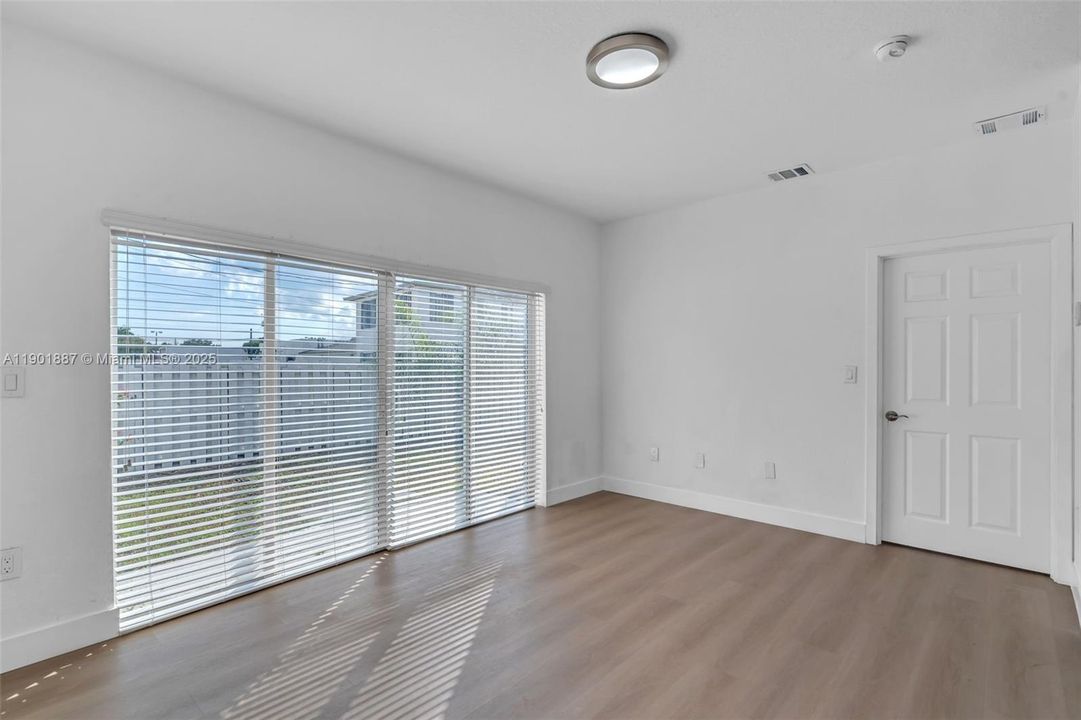 合同活跃: $449,000 (3 贝兹, 2 浴室, 1308 平方英尺)