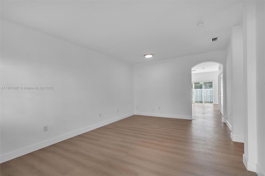 合同活跃: $449,000 (3 贝兹, 2 浴室, 1308 平方英尺)