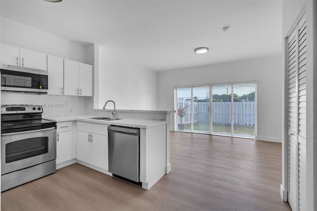 合同活跃: $449,000 (3 贝兹, 2 浴室, 1308 平方英尺)