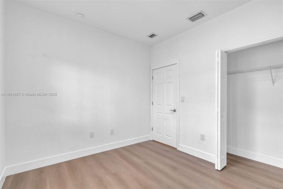 合同活跃: $449,000 (3 贝兹, 2 浴室, 1308 平方英尺)