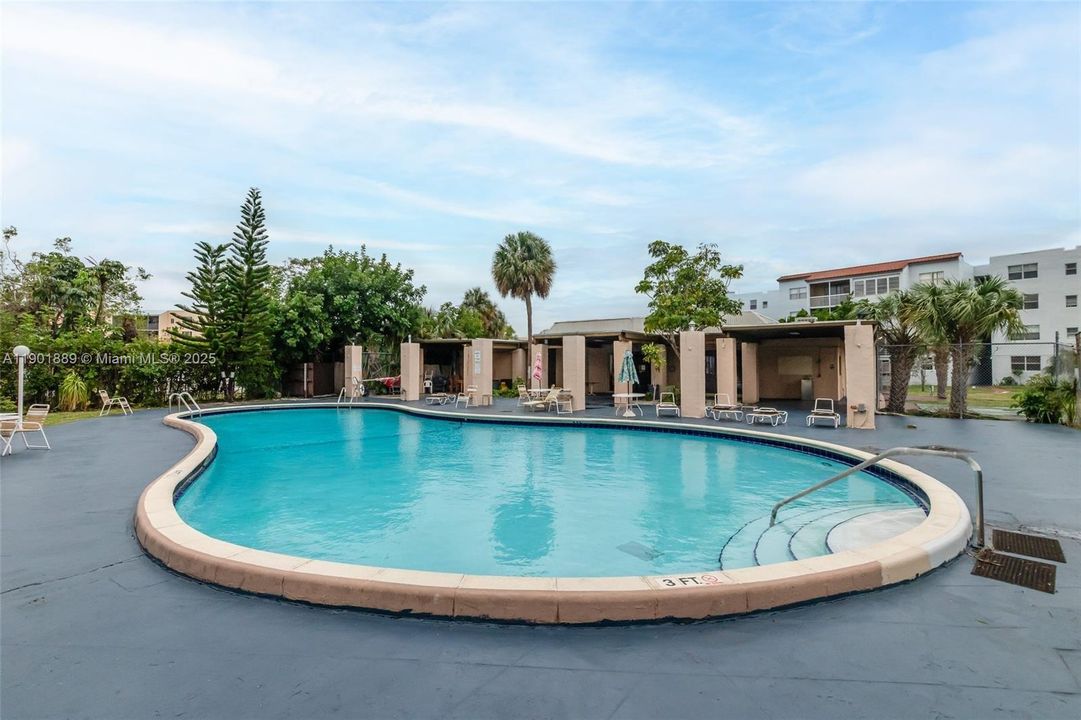 For Sale: $100,000 (1 beds, 1 baths, 835 Square Feet)