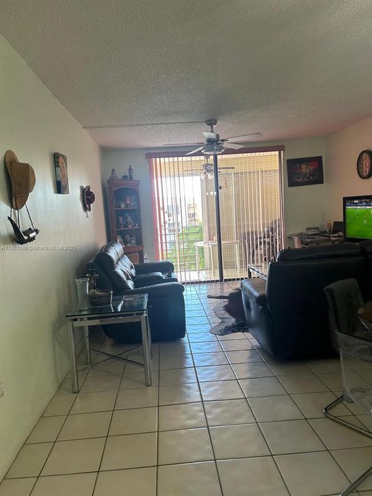 For Sale: $100,000 (1 beds, 1 baths, 835 Square Feet)