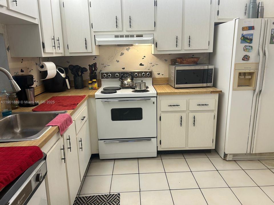For Sale: $100,000 (1 beds, 1 baths, 835 Square Feet)