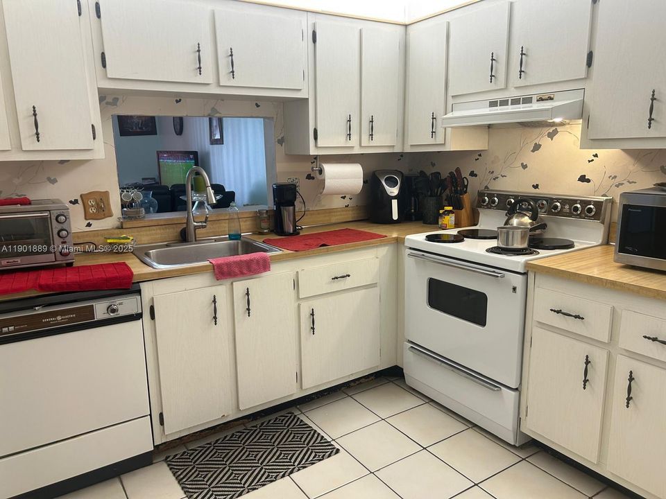 For Sale: $100,000 (1 beds, 1 baths, 835 Square Feet)