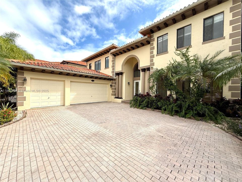 最近售出: $874,900 (5 贝兹, 4 浴室, 3982 平方英尺)