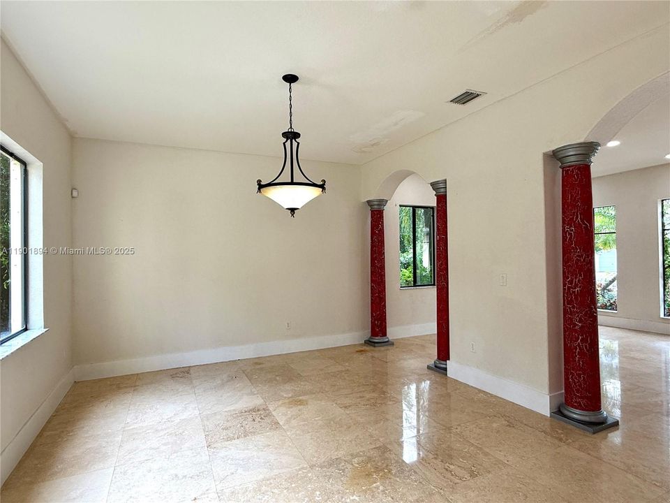 最近售出: $874,900 (5 贝兹, 4 浴室, 3982 平方英尺)