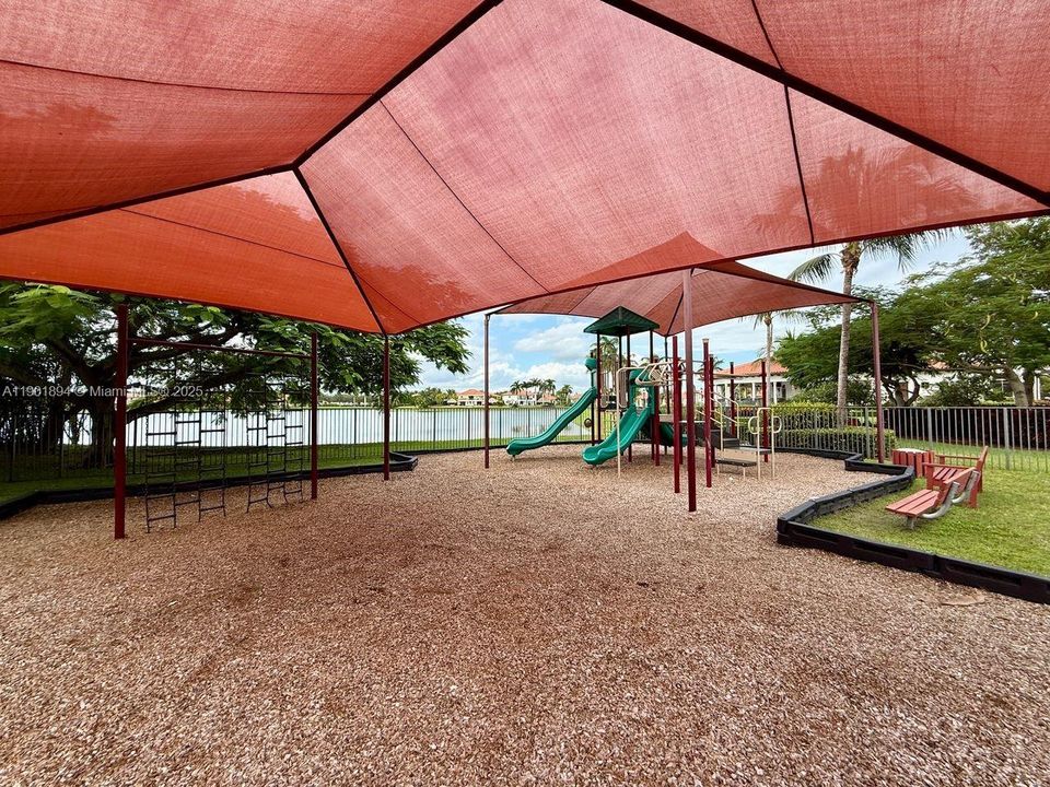 最近售出: $874,900 (5 贝兹, 4 浴室, 3982 平方英尺)