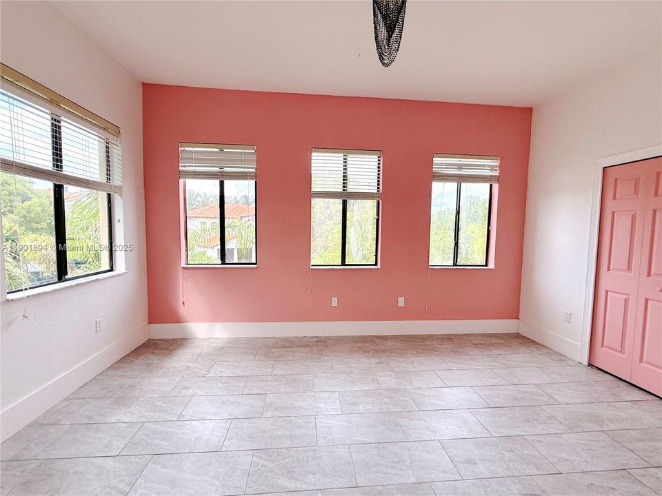 最近售出: $874,900 (5 贝兹, 4 浴室, 3982 平方英尺)