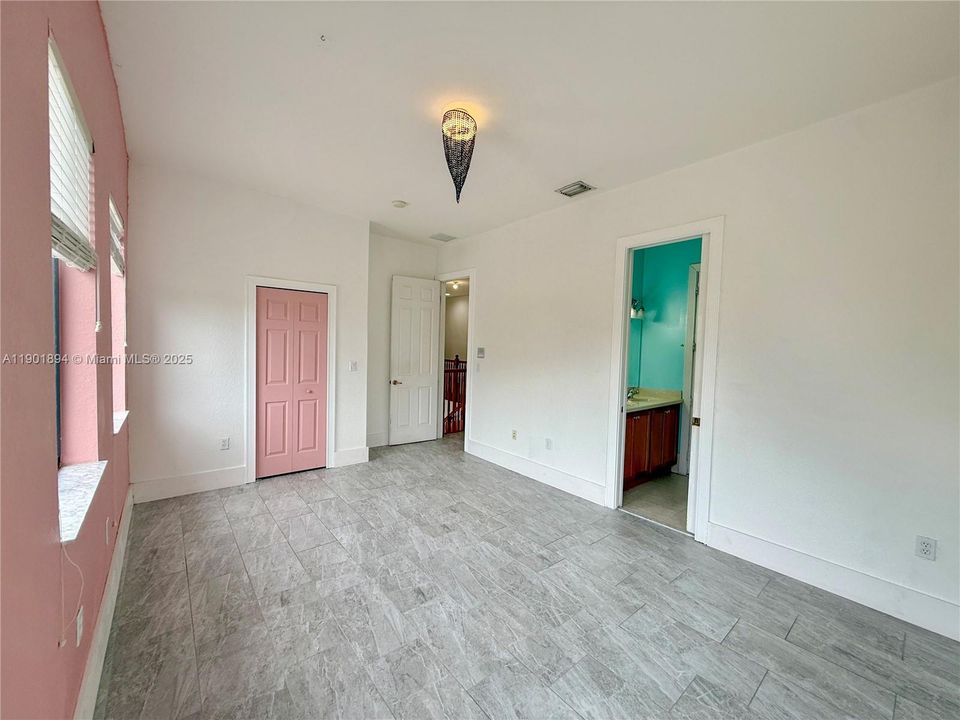 最近售出: $874,900 (5 贝兹, 4 浴室, 3982 平方英尺)