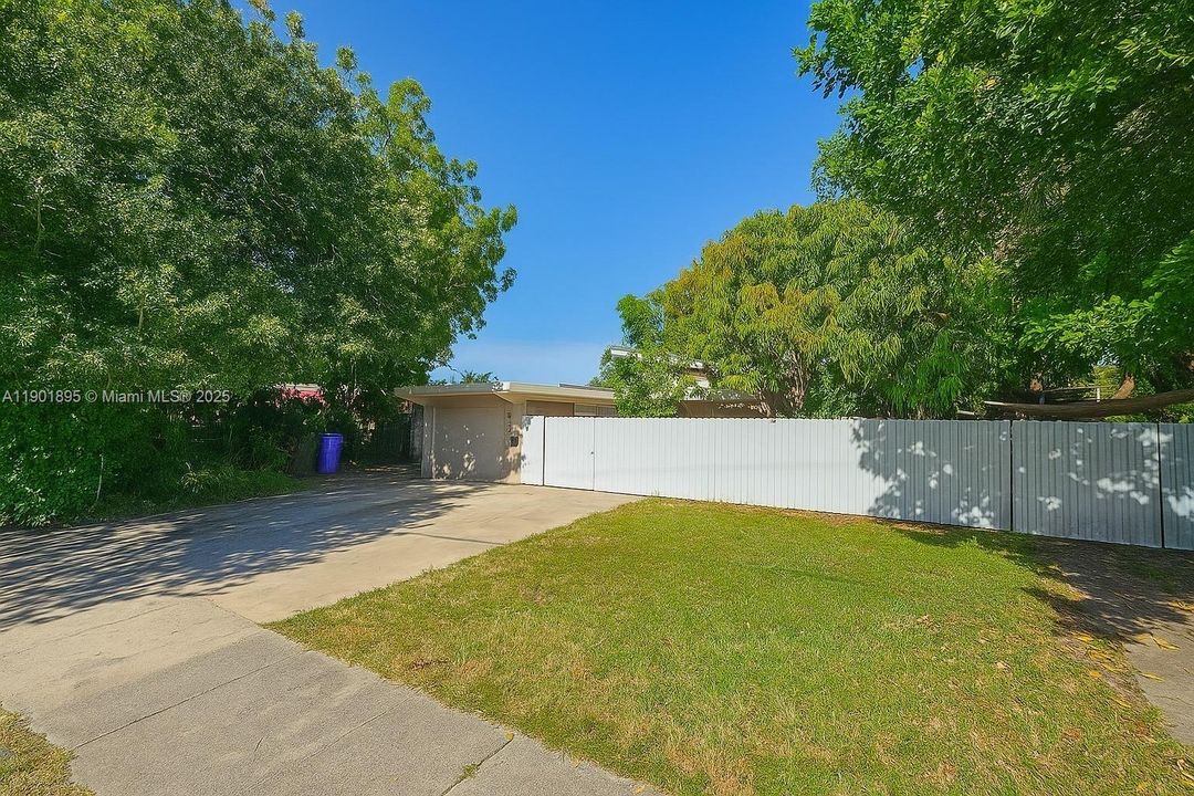 Private fenced in front Entrance to home, room for 4 cars Fully fenced in backyard