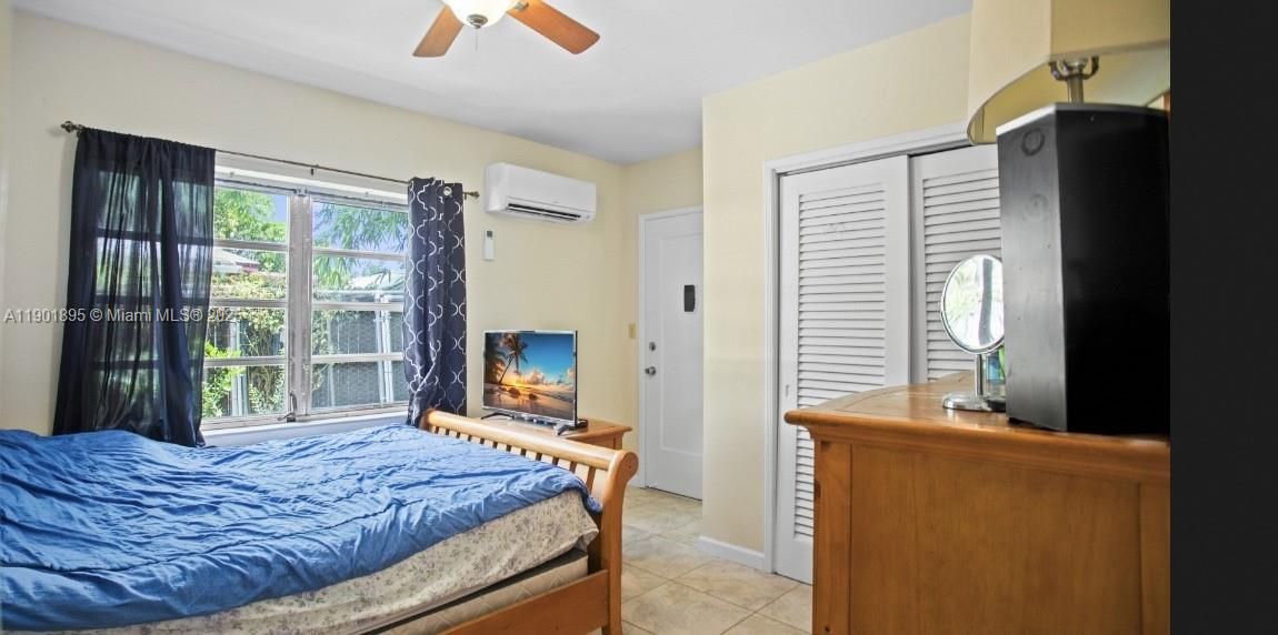 Spacious inlaw Bedroom with private entrance