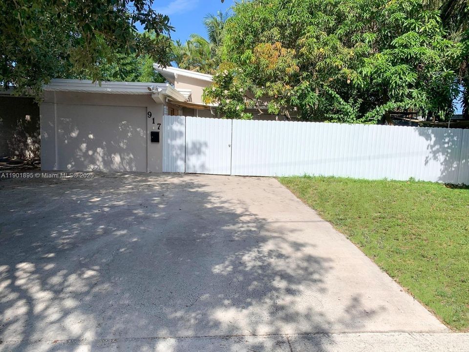 Private Front entrance room for 4 cars