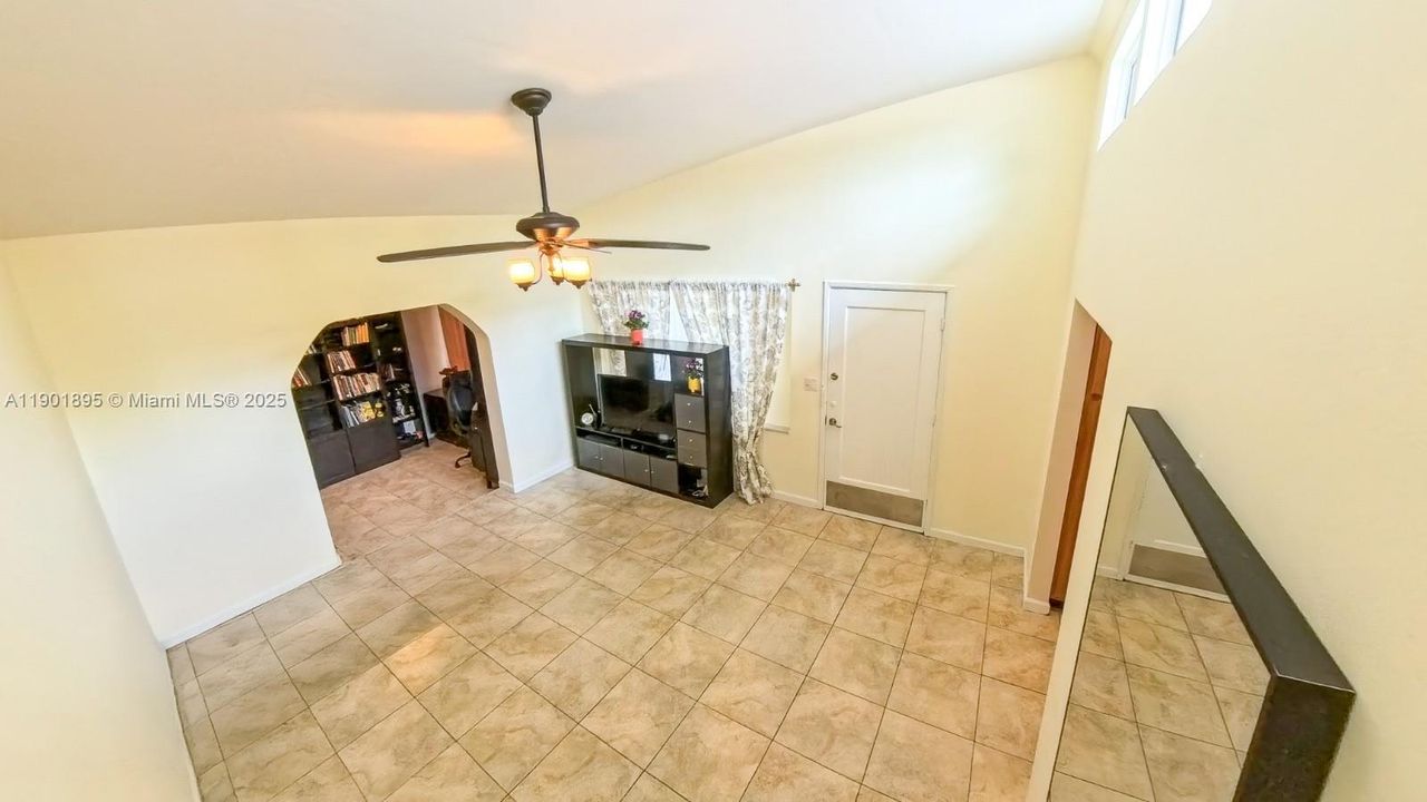 Bright & spacious Livingroom with high vaulted ceilings