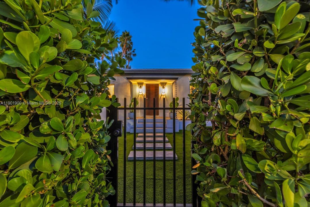 For Rent: $14,000 (3 beds, 3 baths, 1896 Square Feet)