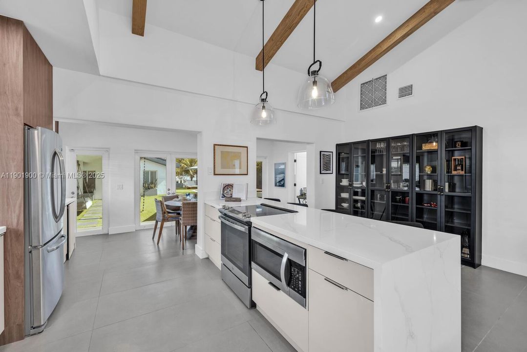 For Rent: $14,000 (3 beds, 3 baths, 1896 Square Feet)