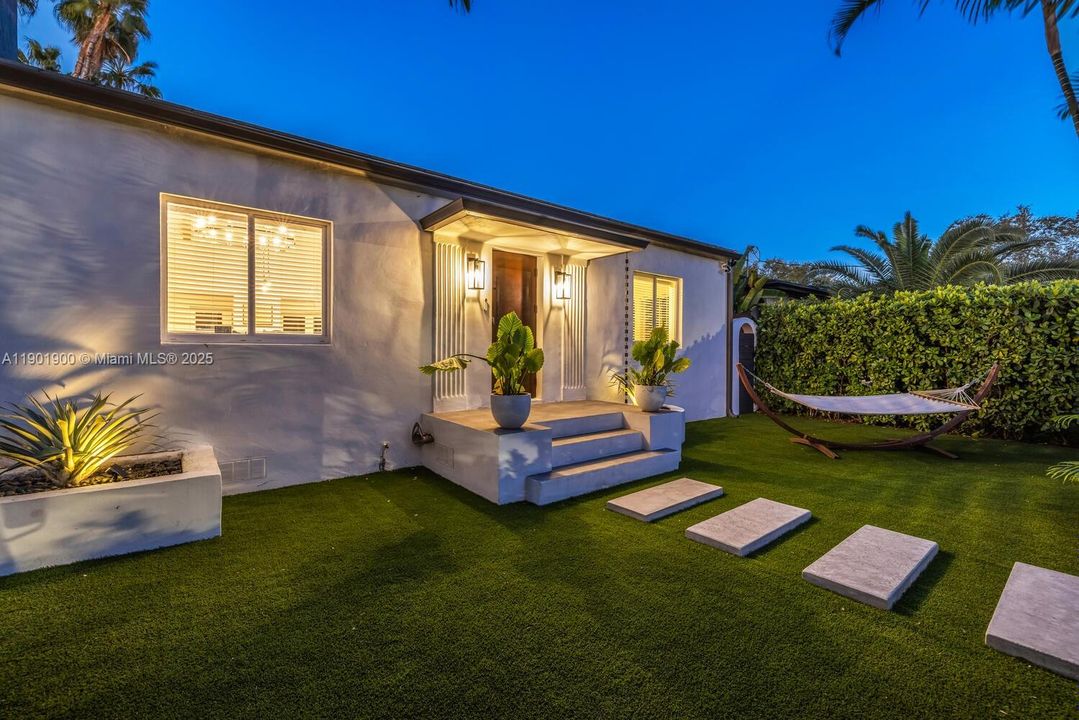 For Rent: $14,000 (3 beds, 3 baths, 1896 Square Feet)