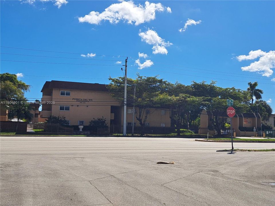 For Sale: $304,990 (2 beds, 2 baths, 1050 Square Feet)