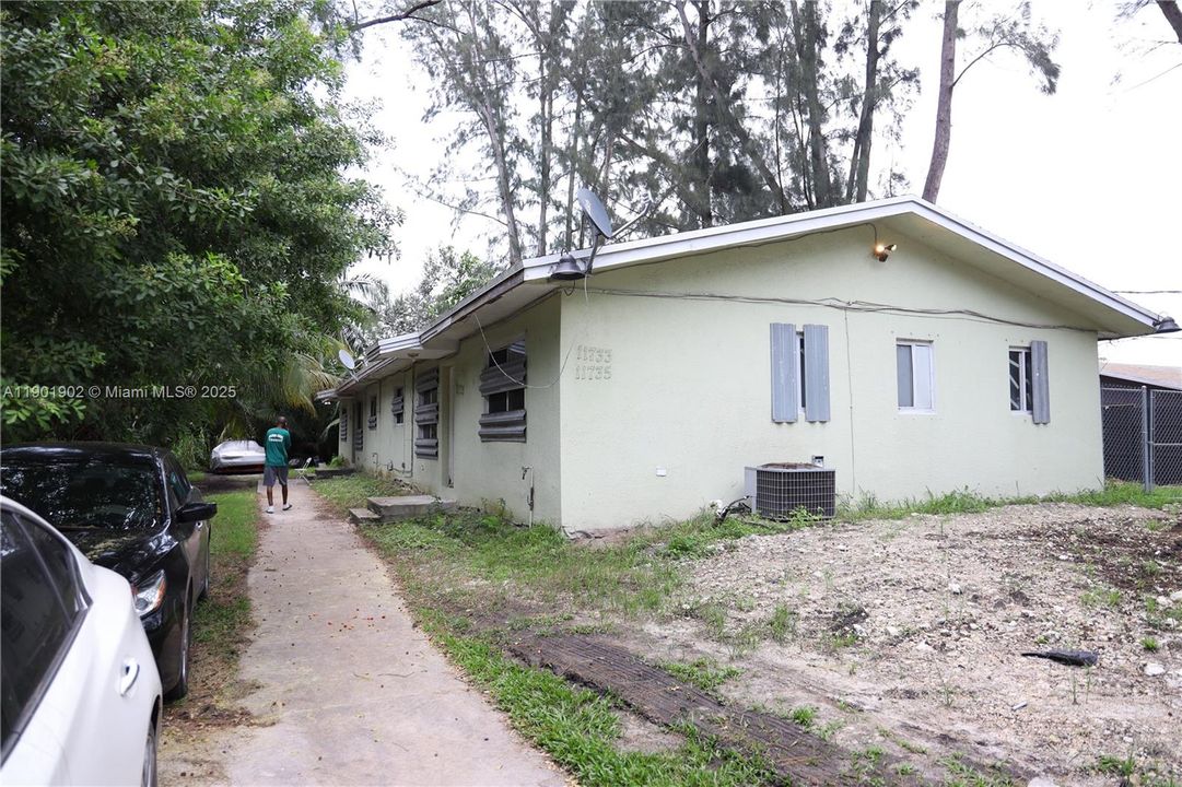 For Sale: $670,000 (6 beds, 4 baths, 2380 Square Feet)