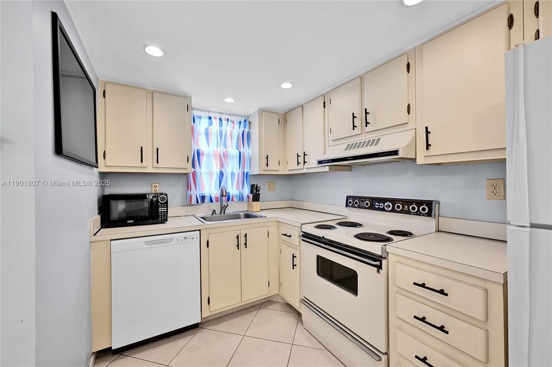 For Rent: $2,150 (2 beds, 2 baths, 1140 Square Feet)