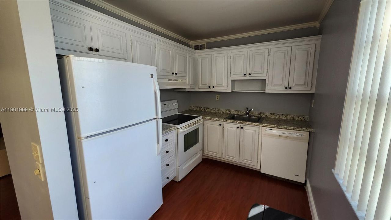 Под контрактом: $1,500 (2 спален, 2 ванн, 920 Квадратных фут)