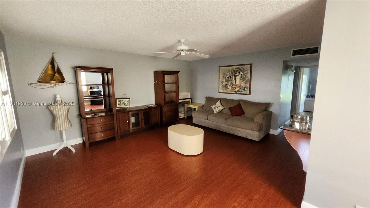 Под контрактом: $1,500 (2 спален, 2 ванн, 920 Квадратных фут)