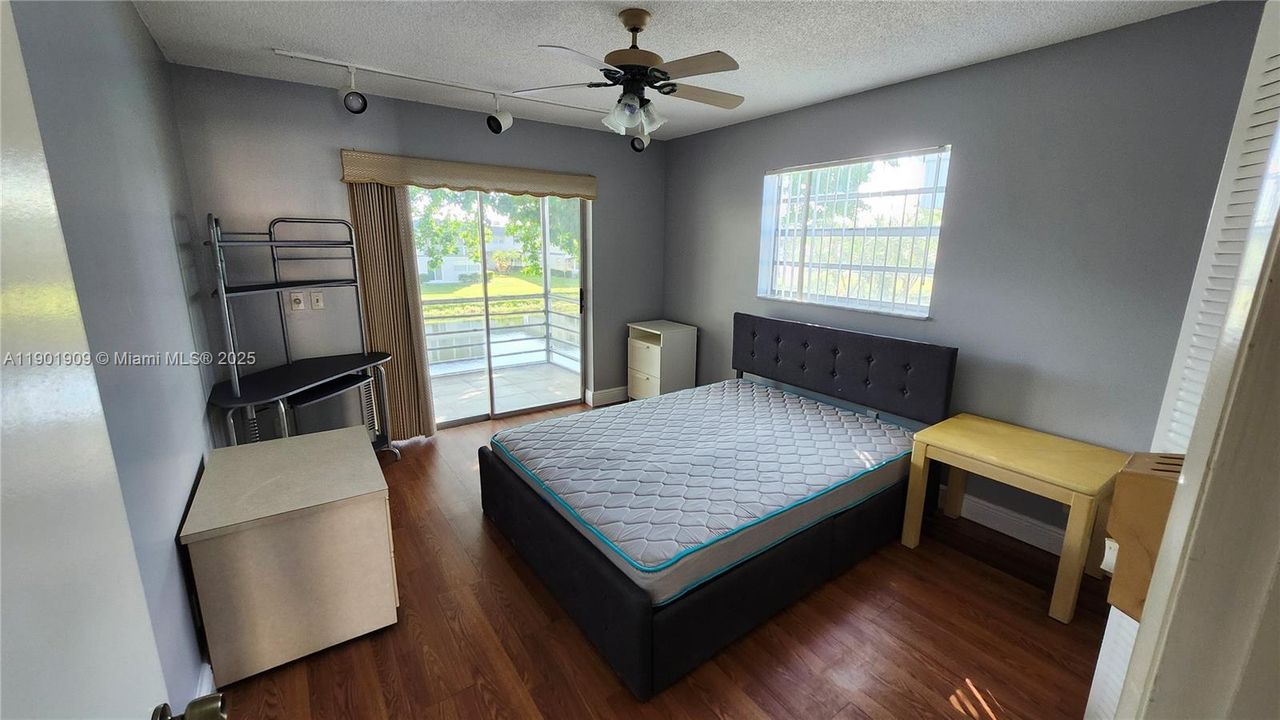 Под контрактом: $1,500 (2 спален, 2 ванн, 920 Квадратных фут)