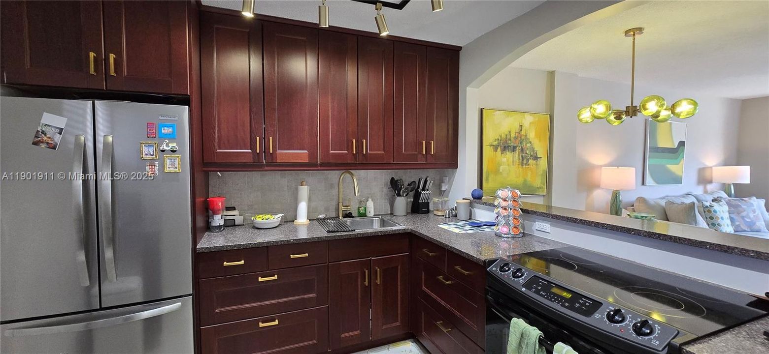 For Sale: $76,900 (1 beds, 1 baths, 744 Square Feet)