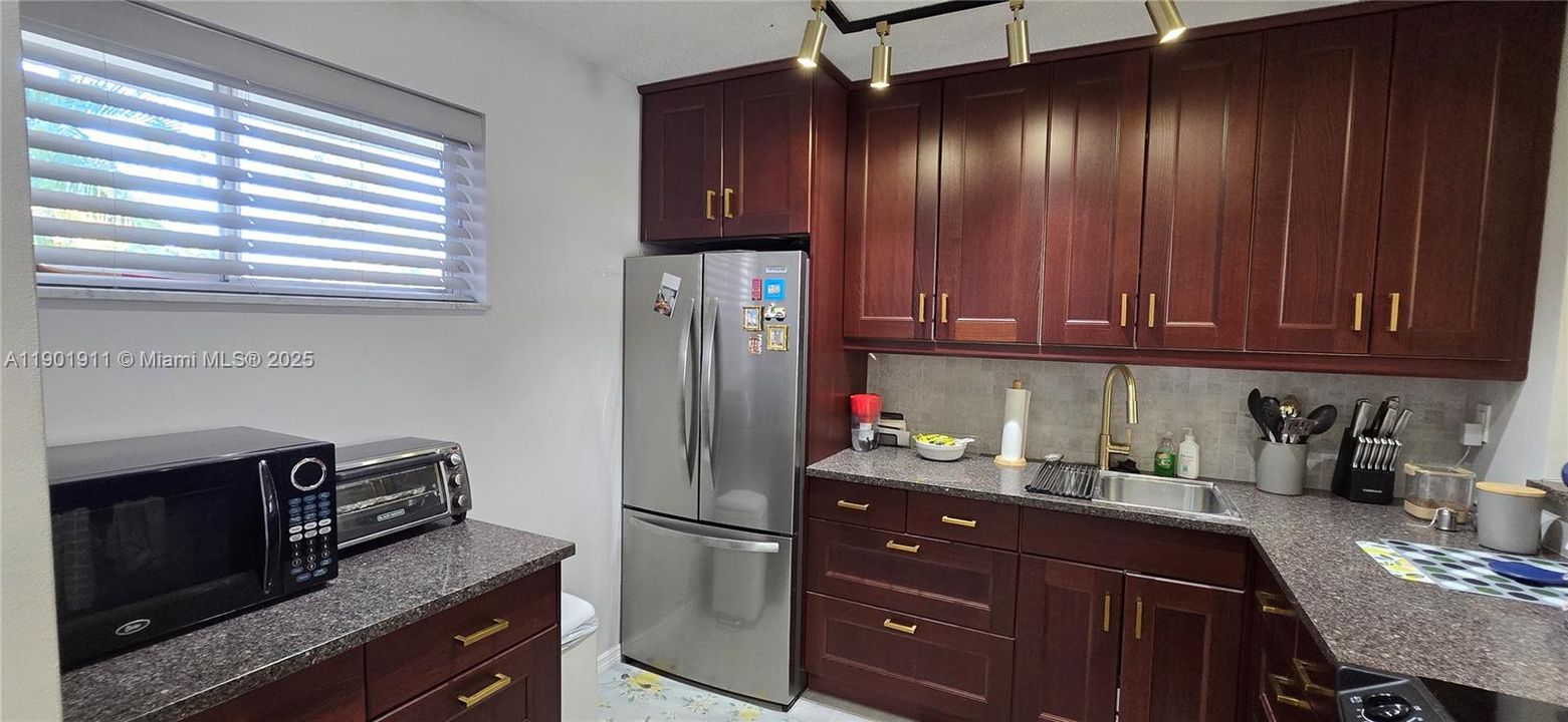 For Sale: $76,900 (1 beds, 1 baths, 744 Square Feet)