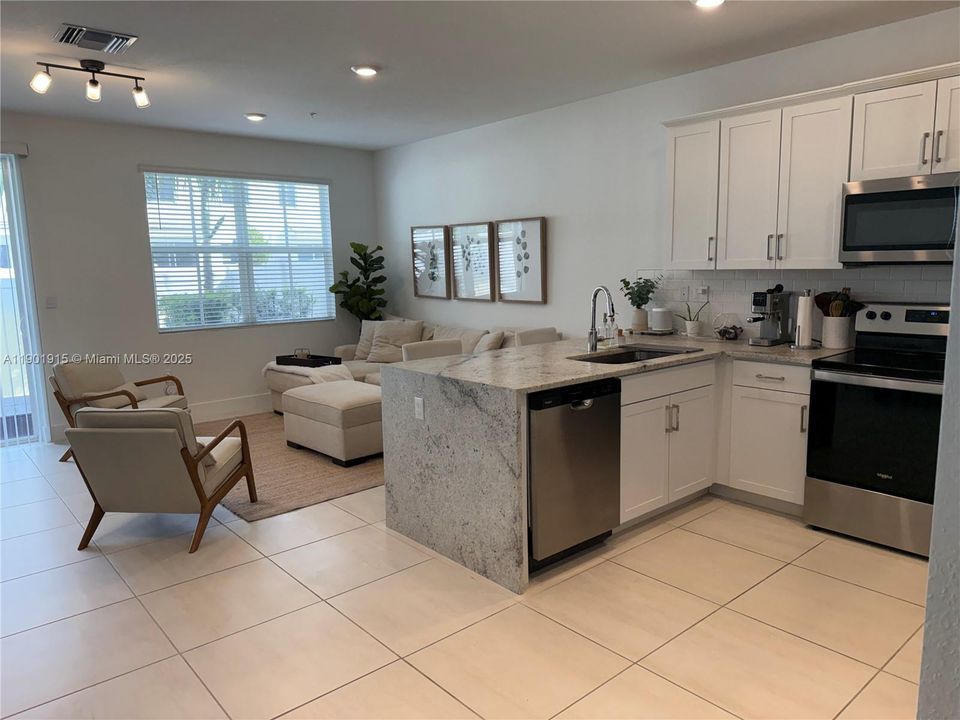 合同活跃: $4,090 (4 贝兹, 3 浴室, 2297 平方英尺)