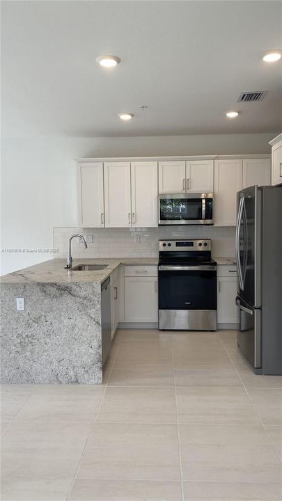 合同活跃: $4,090 (4 贝兹, 3 浴室, 2297 平方英尺)