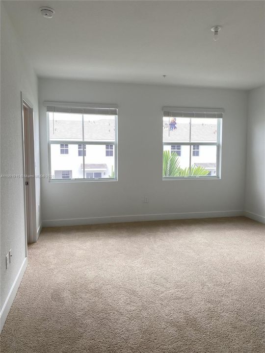 合同活跃: $4,090 (4 贝兹, 3 浴室, 2297 平方英尺)