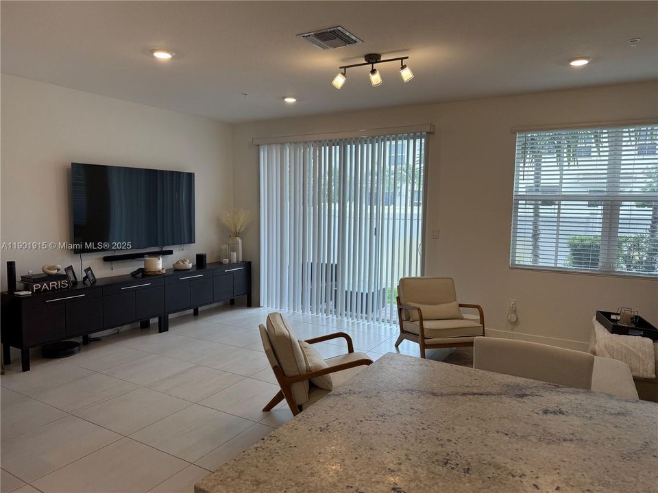 合同活跃: $4,090 (4 贝兹, 3 浴室, 2297 平方英尺)