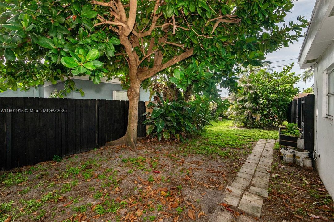 Active With Contract: $555,000 (0 beds, 0 baths, 1214 Square Feet)