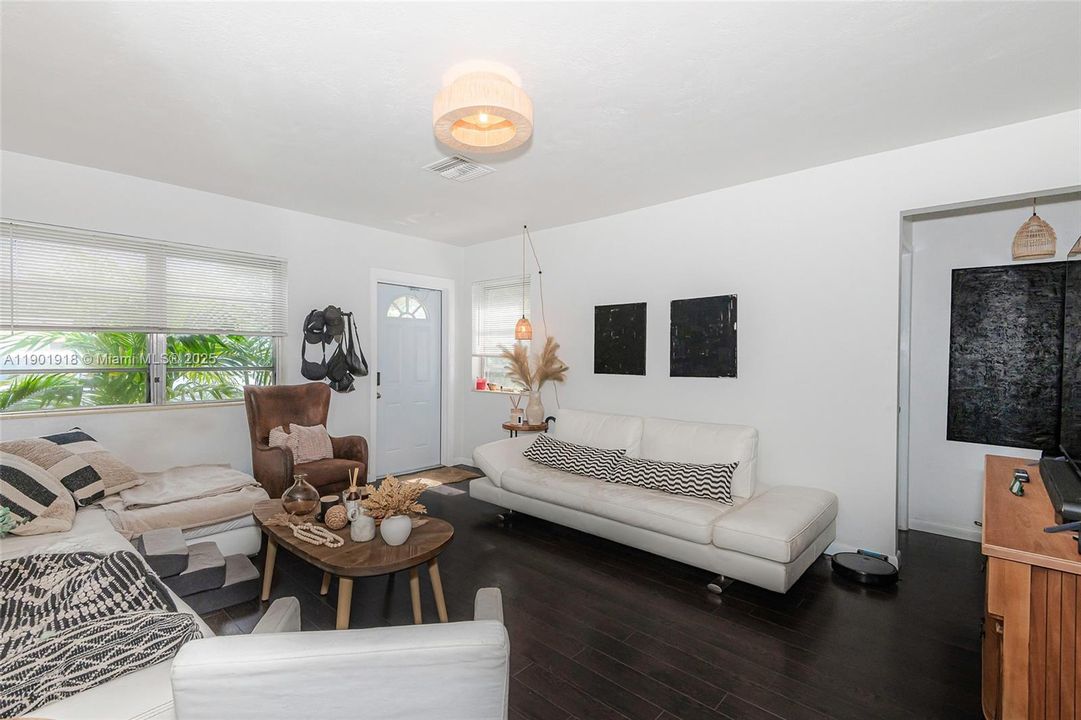 Active With Contract: $555,000 (0 beds, 0 baths, 1214 Square Feet)