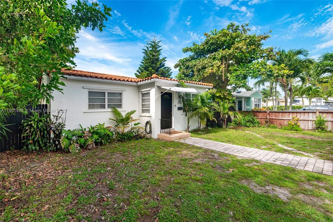 Active With Contract: $555,000 (0 beds, 0 baths, 1214 Square Feet)