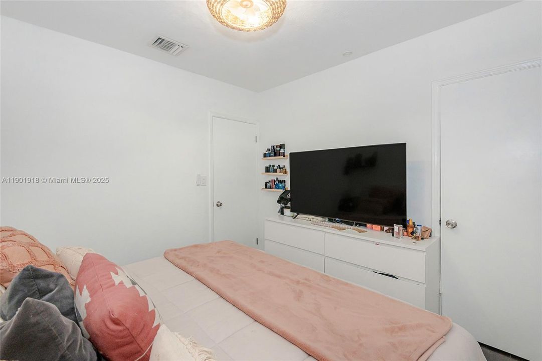 Active With Contract: $555,000 (0 beds, 0 baths, 1214 Square Feet)