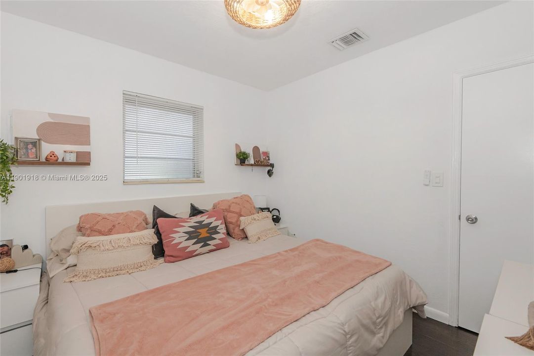 Active With Contract: $555,000 (0 beds, 0 baths, 1214 Square Feet)