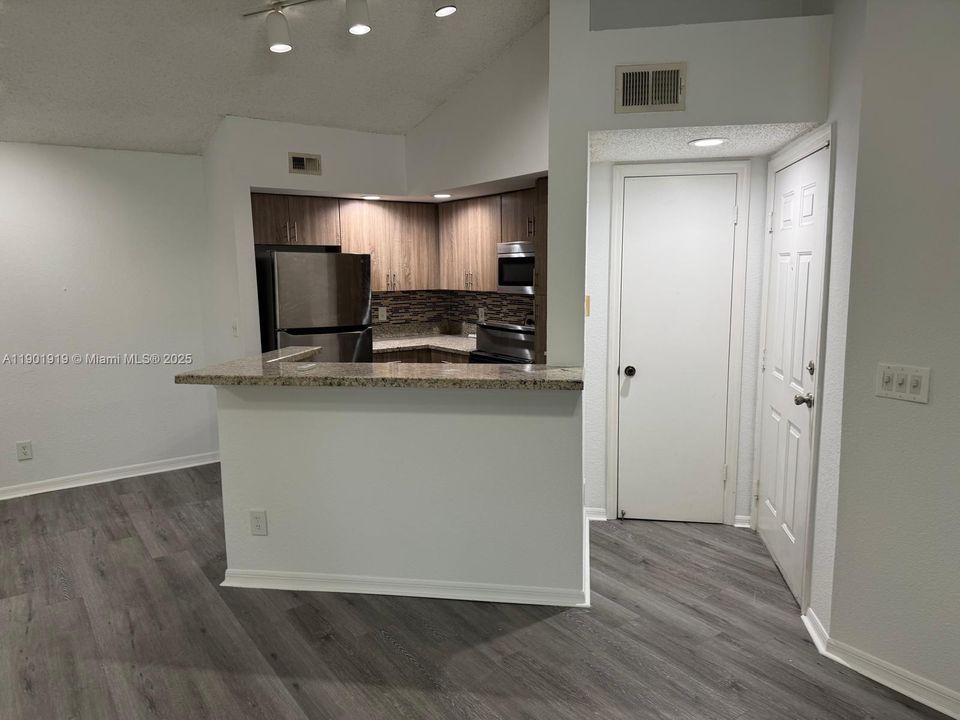 For Sale: $220,000 (1 beds, 1 baths, 743 Square Feet)