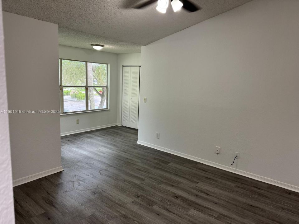 For Sale: $220,000 (1 beds, 1 baths, 743 Square Feet)