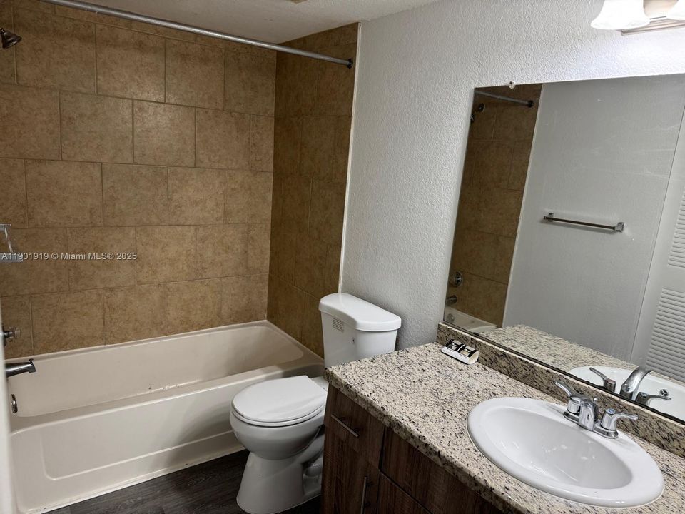 For Sale: $220,000 (1 beds, 1 baths, 743 Square Feet)
