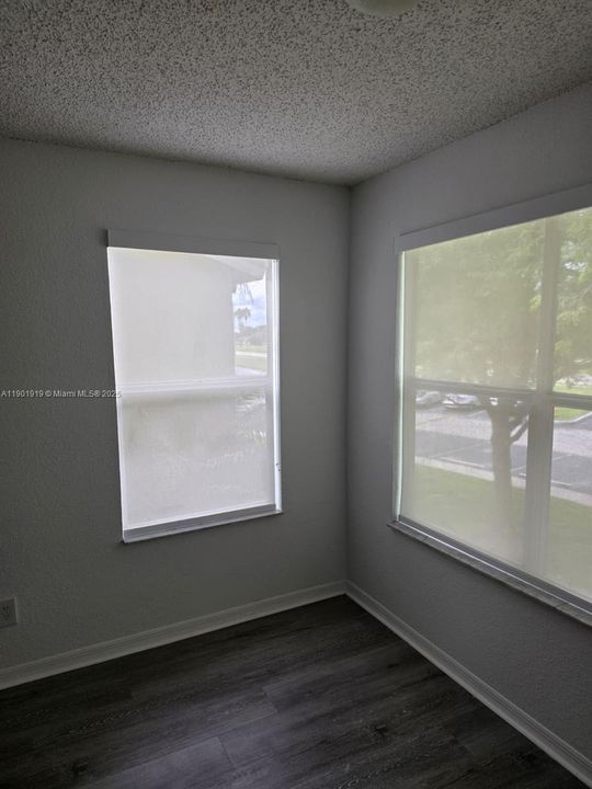 For Sale: $220,000 (1 beds, 1 baths, 743 Square Feet)