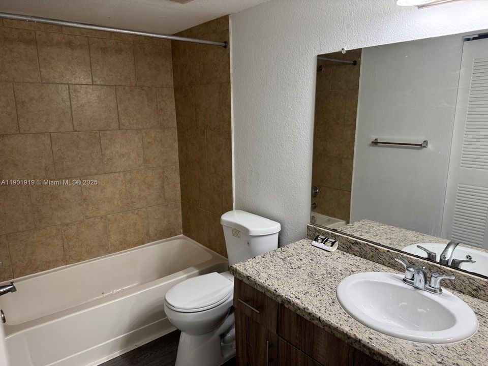 For Sale: $220,000 (1 beds, 1 baths, 743 Square Feet)