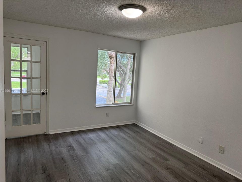 For Sale: $220,000 (1 beds, 1 baths, 743 Square Feet)